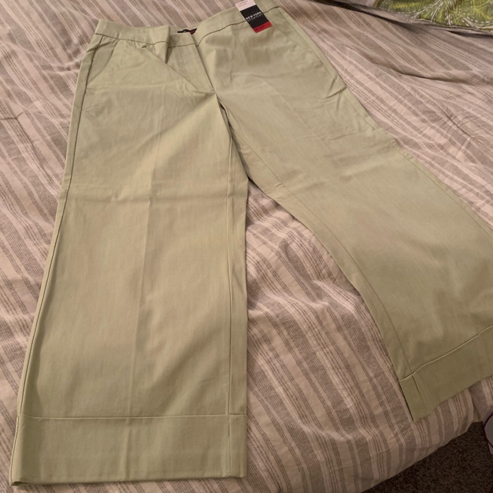 *BRAND NEW* GREEN NY&Co. CUFFED CAPRI SIZE 2 SHORT